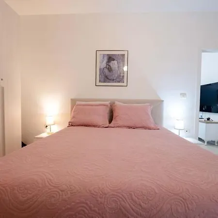 Bora Seaside Apartment Sarande
